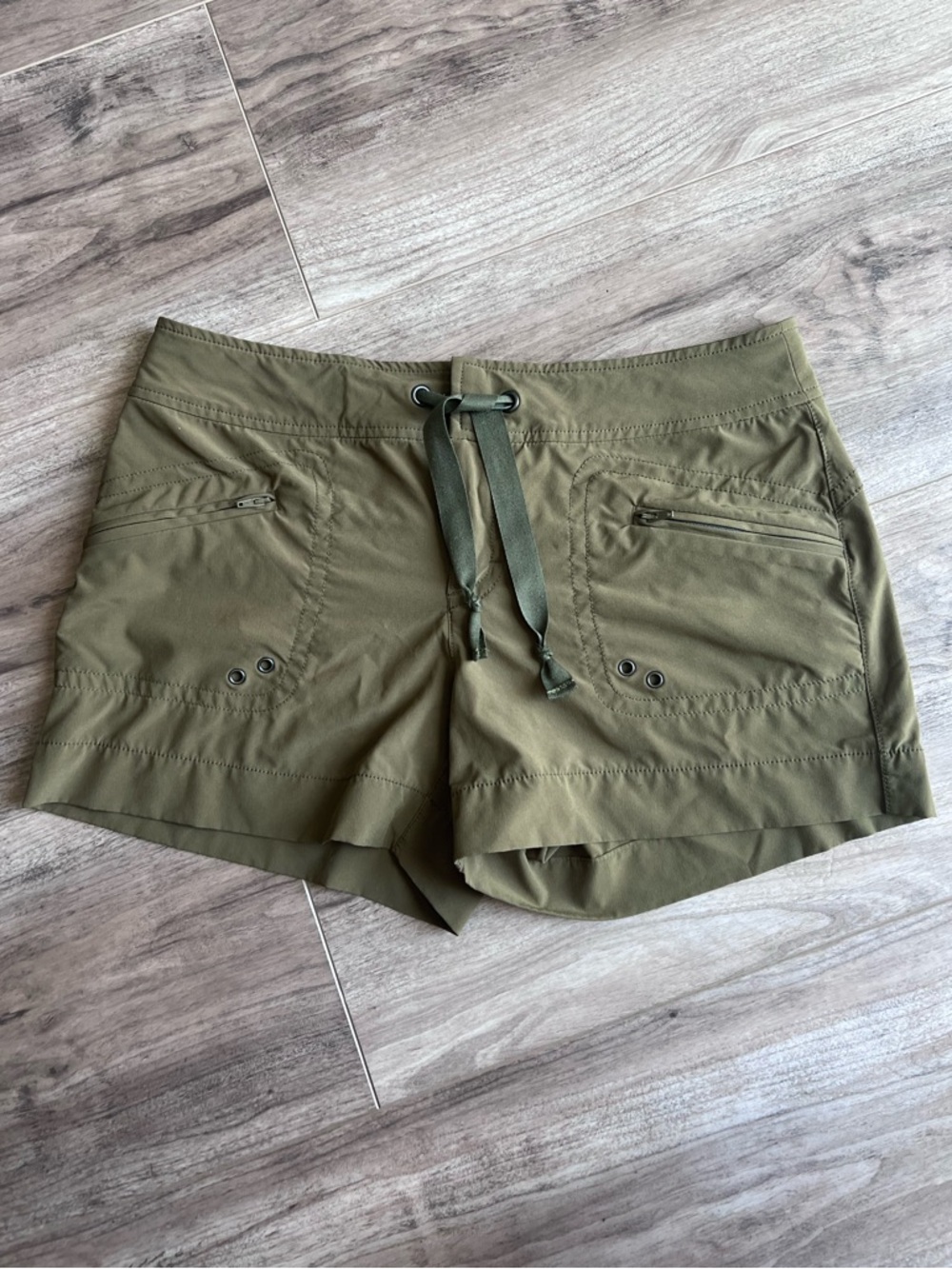 Athleta Breeze Olive Green Women's Drawstring Utility Shorts Great condition 6